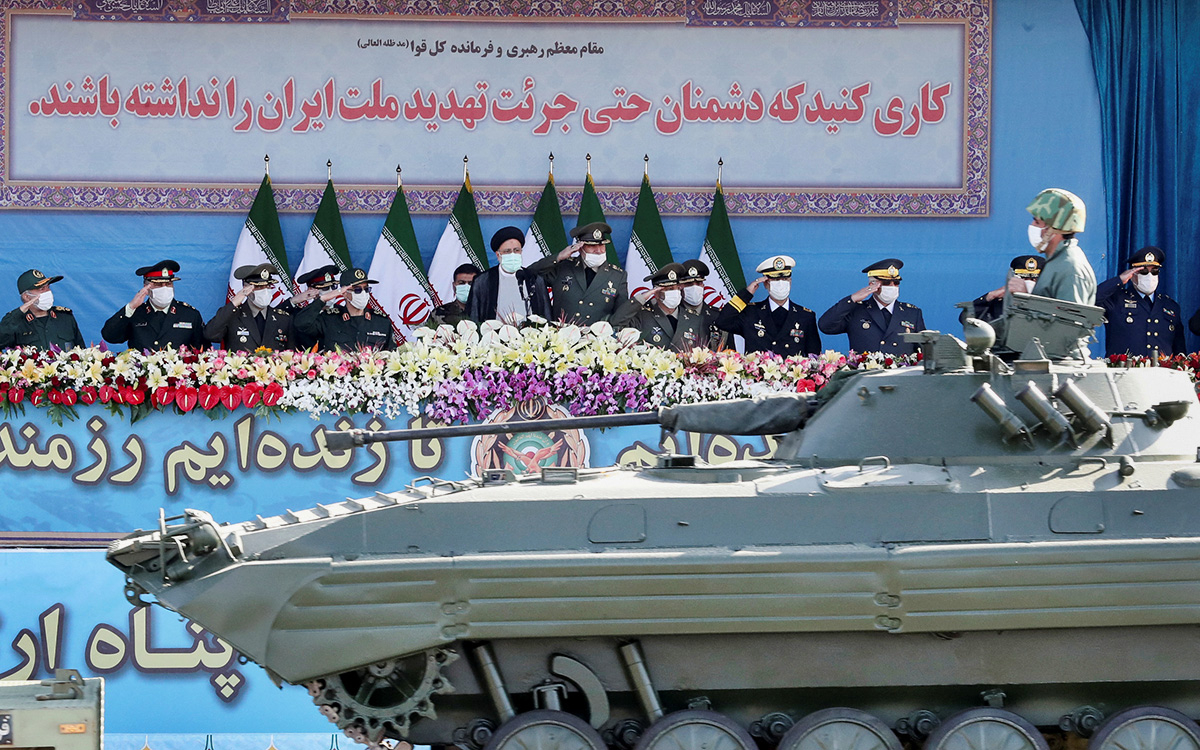 Ибрахим Раиси во время церемонии парада в честь Дня национальной армии в Тегеране