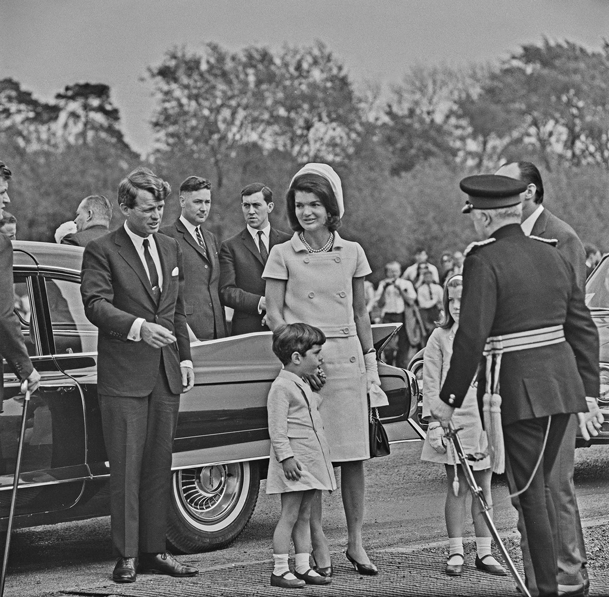 <p>На фото: бывший генеральный прокурор США (1961&ndash;1964 годы) Роберт Кеннеди, а также супруга его брата Жаклин Кеннеди с сыном Джоном Кеннеди-младшим и дочерью Кэролайн Кеннеди на открытии британского мемориала покойному Джону Кеннеди, 14 мая 1965 года. Суррей, Великобритания</p>