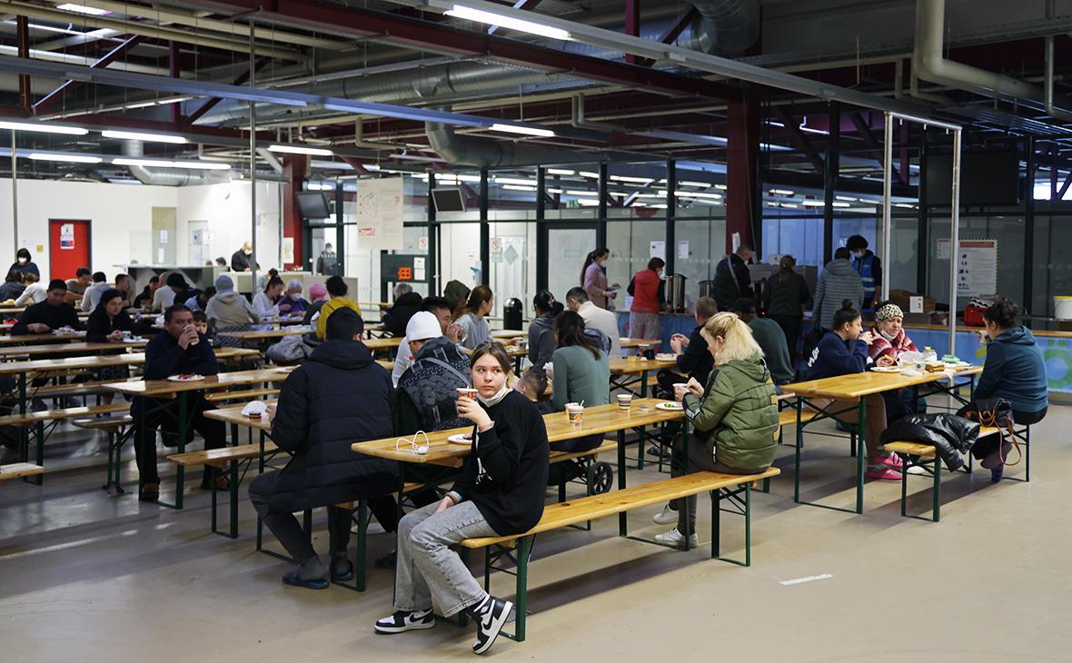 Украинцы получают еду в столовой центра регистрации беженцев в Берлине