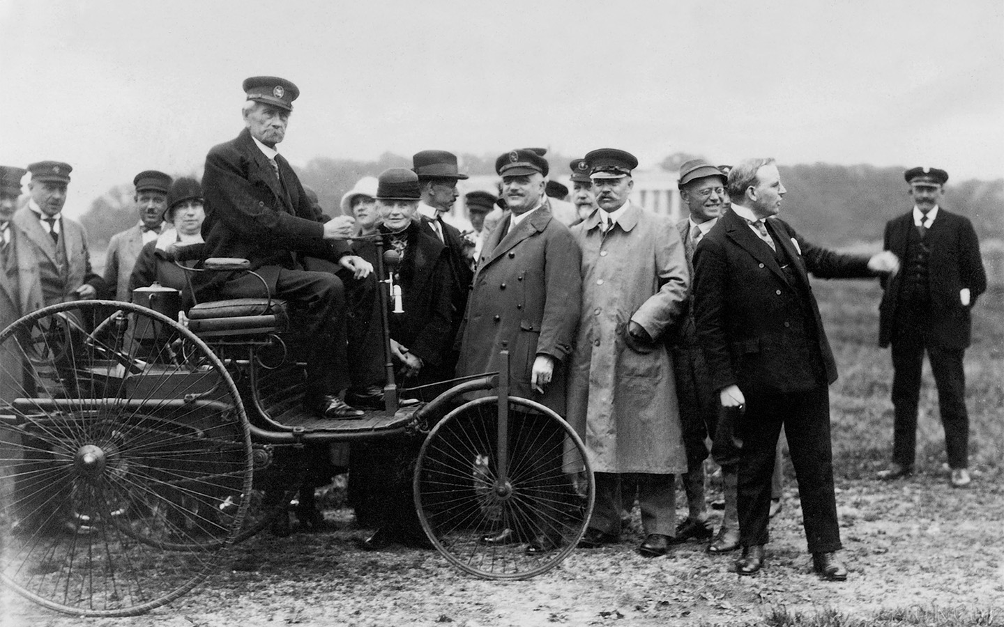 Карл Фридрих Бенц на своем первом трехколесном автомобиле 1885 года выпуска на параде Allgemeine Schnauferl Club в Мюнхене в 1925 году