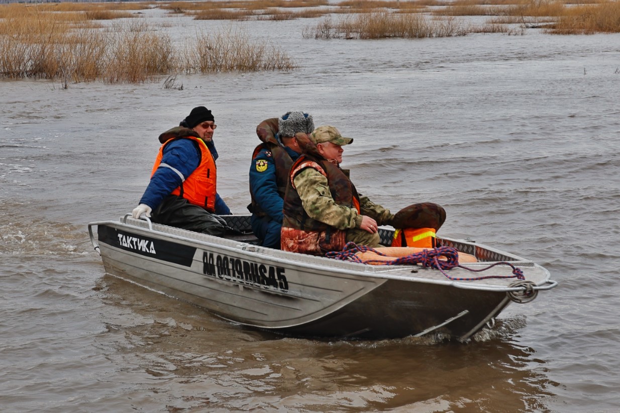 В затопленных деревнях Тюменской области запустили лодки