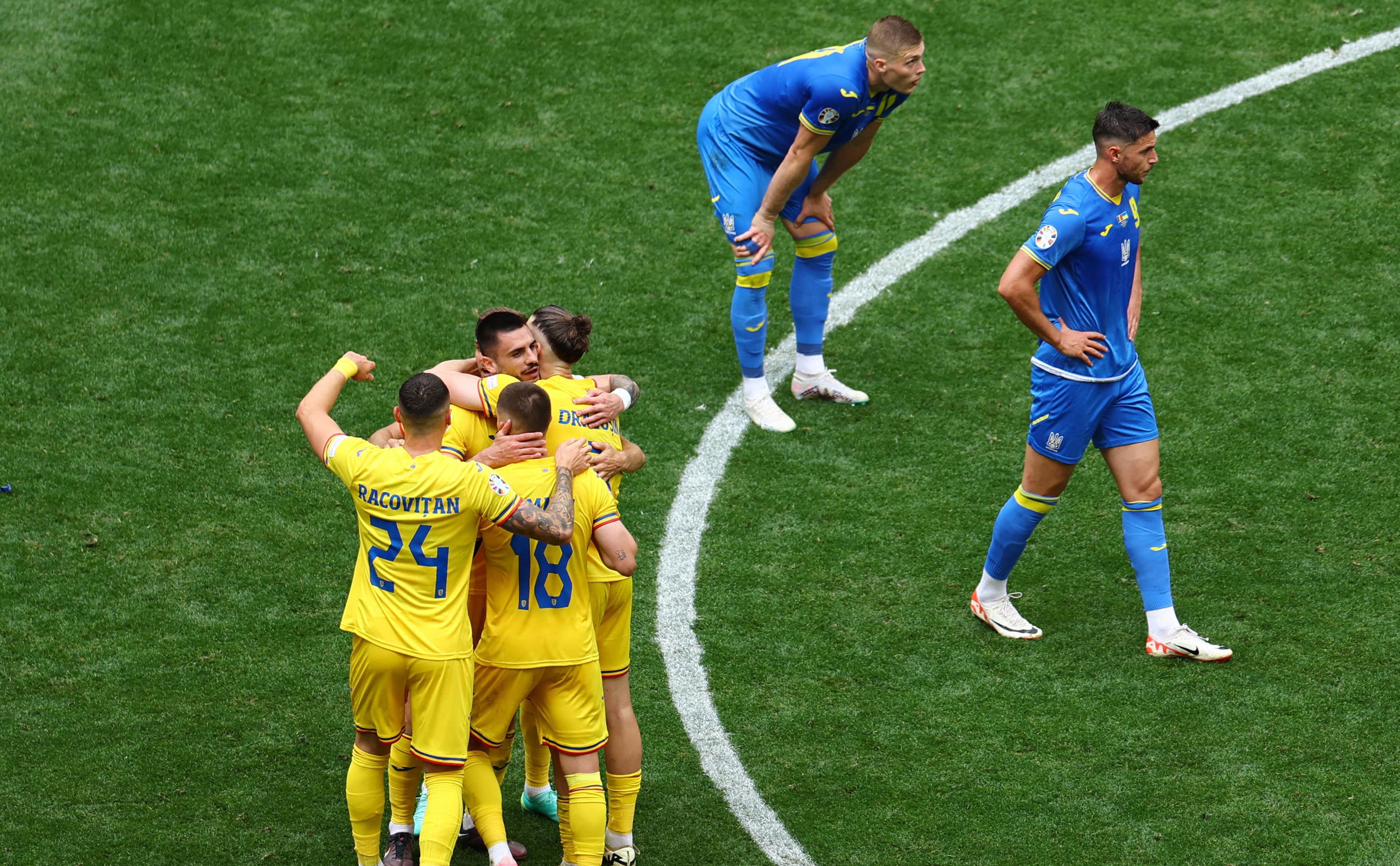 Футболисты Румынии радуются победе над Украиной