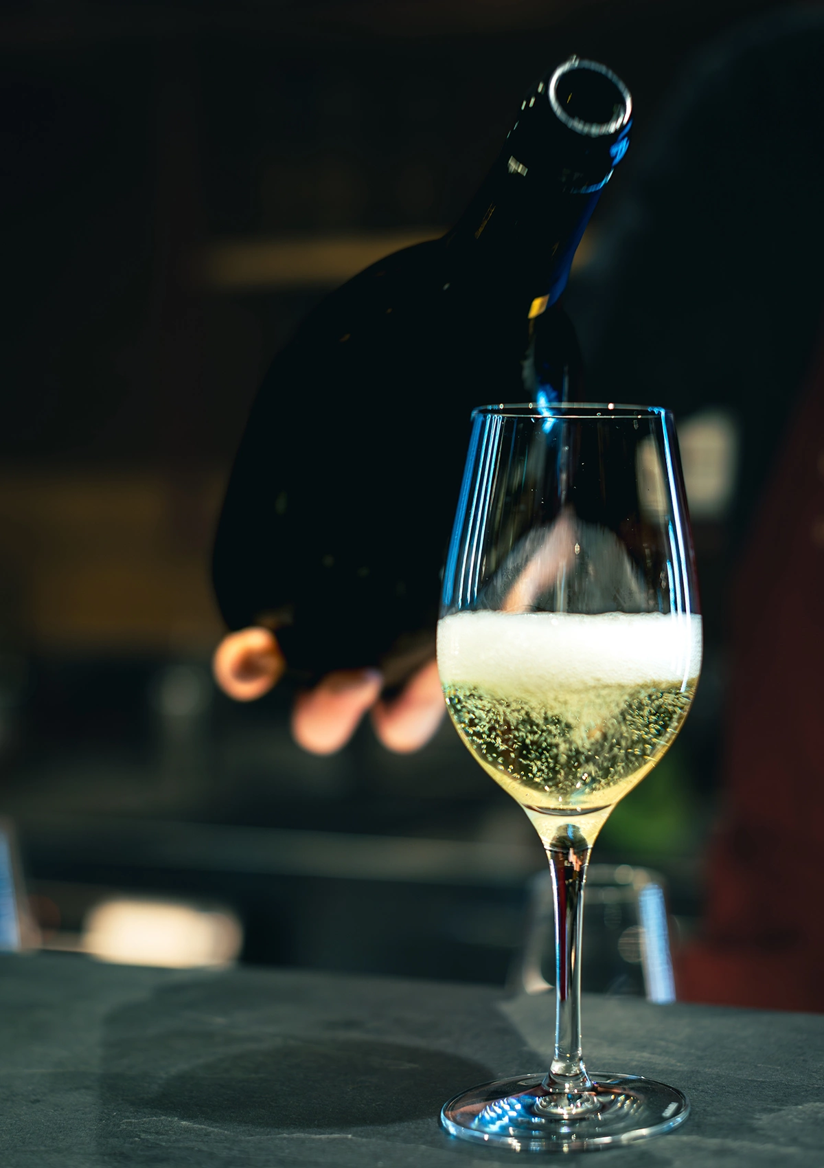 Сложная винификация, в которой сплелись и нулевой дозаж, и частичная малолактика, и выдержка в бочке, делает эту базовую шампань поистине гроссмейстерской, наделяя всеми возможными ароматическими достоинствами