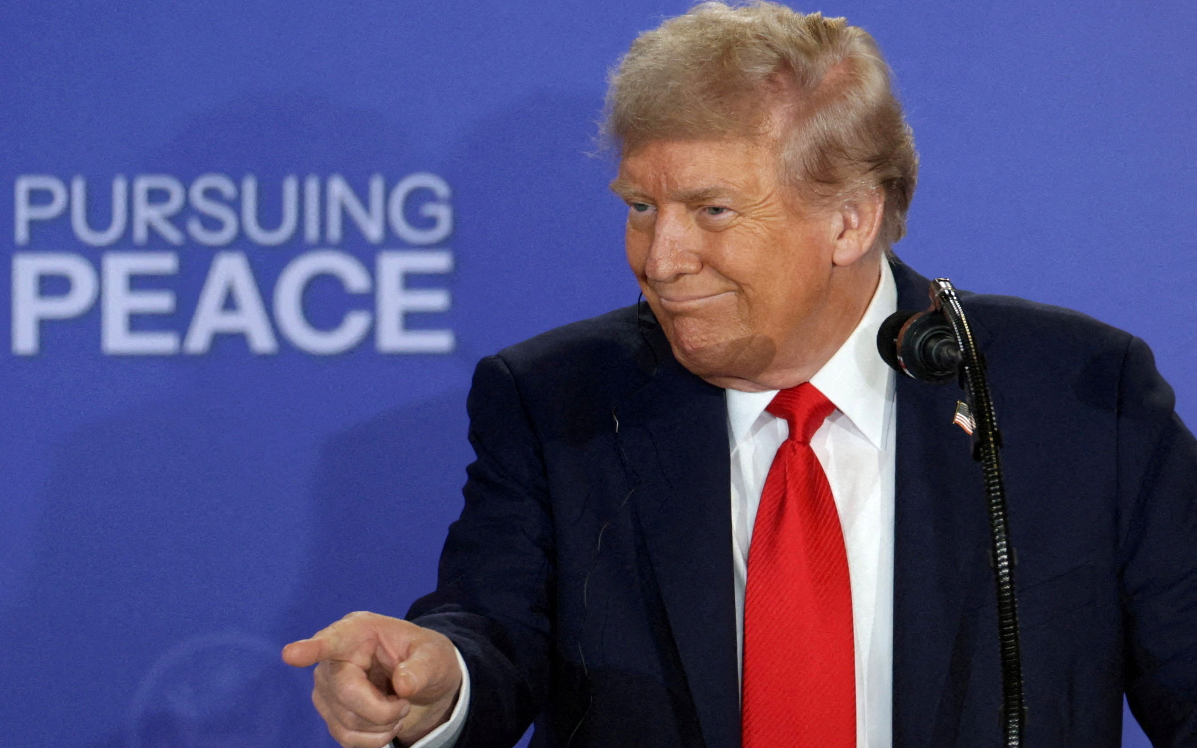 Дональд Трамп во время совместной с Владимиром Путиным пресс-конференции