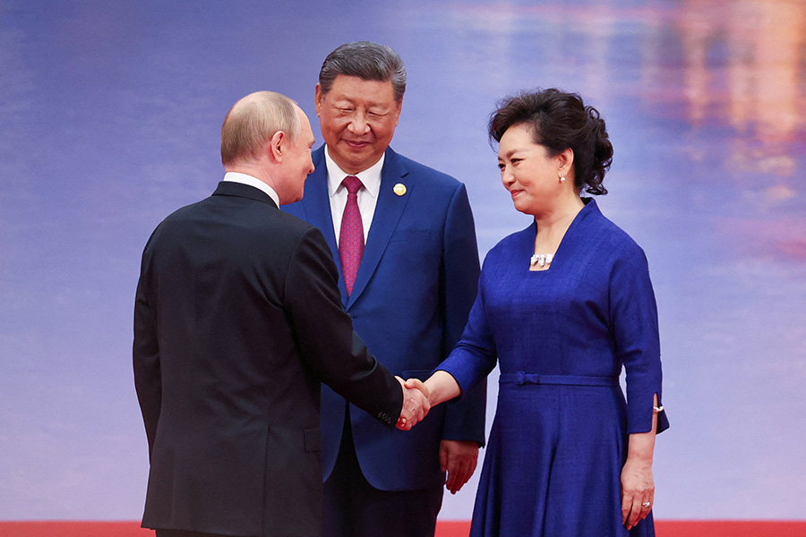 Си Цзиньпин и его супруга Пэн Лиюань приветствуют Путина во время церемонии открытия саммита ШОС.
