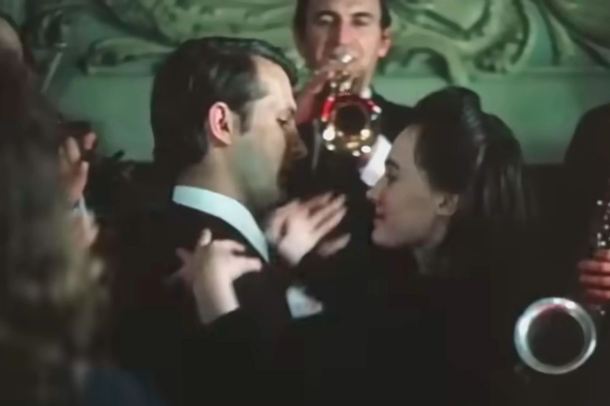 Лариса Гузеева мелькнула в эпизоде в ресторане в одной из серий фильма «Место встречи изменить нельзя», режиссер Станислав Говорухин, 1979 год