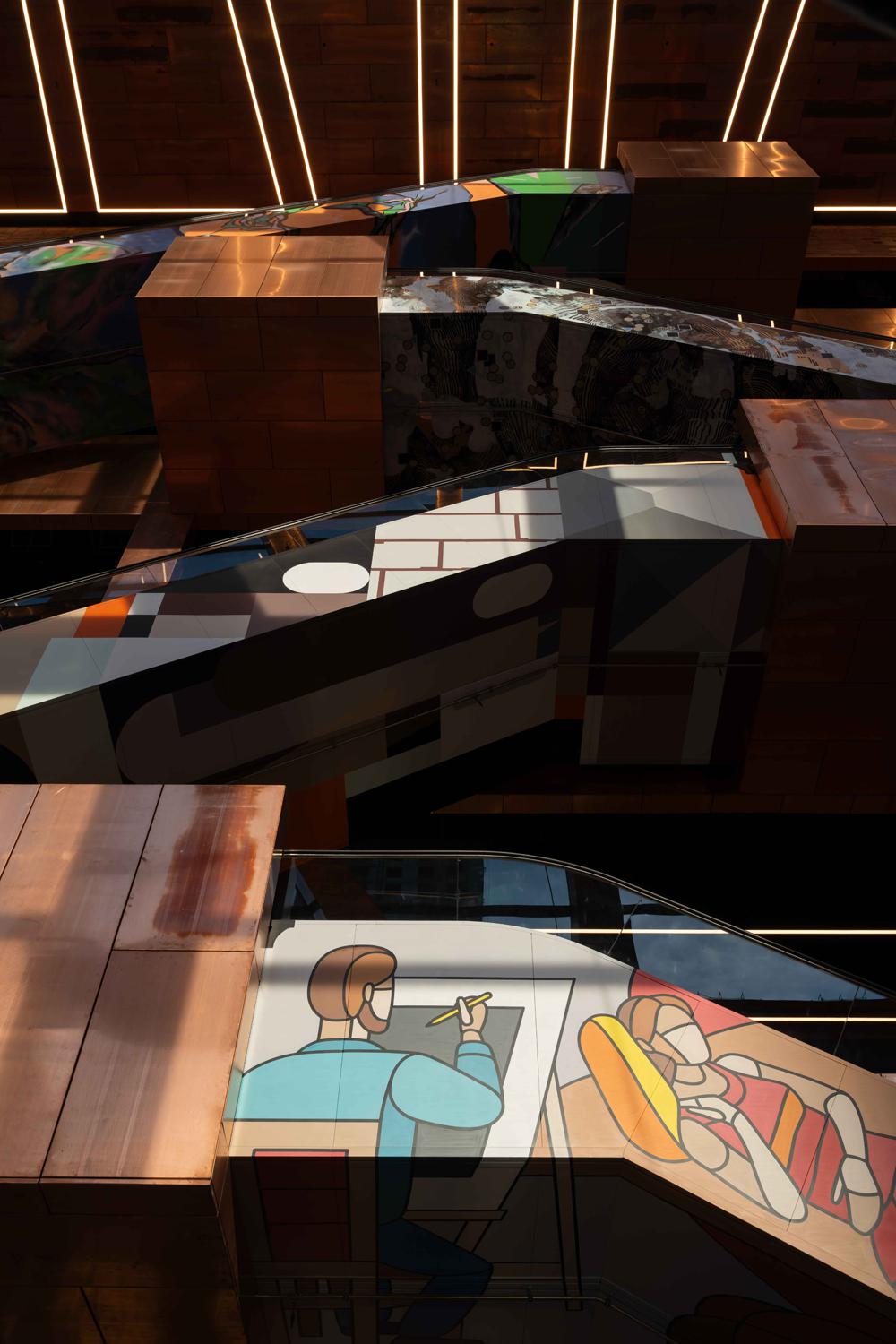 Эскалаторы с работами Дмитрия Аске, Алексея Луки, Андрея Бергера и Максима Има в музее «ЗИЛАРТ»