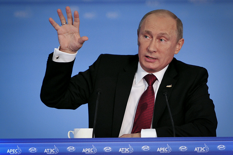 Владимир Путин на саммите АТЭС-2012, 10 сентября 2012 года (РБК)



&laquo;То, что делается в отношении Газпрома, не новость. В прошлом году были обыски в ряде зарубежных офисов. Мы сожалеем, что так происходит. Это вызвано тяжелой экономической ситуацией в еврозоне. Проблема в том, что ЕС взял на себя обязательства по субсидированию их экономик. Теперь, видимо, кто-то в ЕС решил, что Россия тоже должна взять на себя немного обязательств и заплатить. Мы не согласны [с расследованием]. Надеюсь, нам удастся выйти из этой ситуации без потерь для обеих сторон&raquo;.
