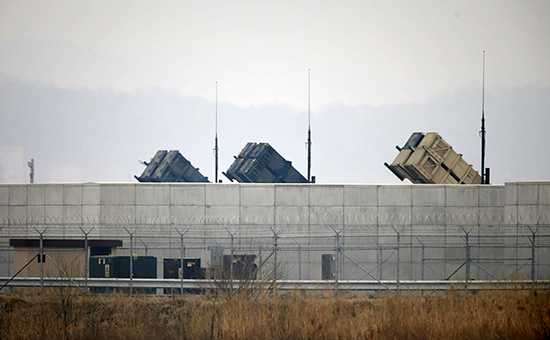 Американские зенитные ракетные комплексы Patriot на&nbsp;авиабазе США к&nbsp;югу от&nbsp;Сеула, 2013 год