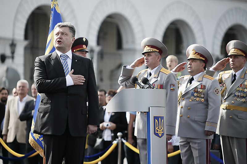 Президент Украины Петр Порошенко (первый слева) исполняет национальный гимн Украины на военном параде в честь 23-й годовщины независимости страны на площади Независимости. 