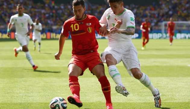 Бельгиец Эден Азар сдеорживает атаку Карла Меджани во время матча в Группе H  Бельгия - Алжир. 17 июня, Белу-Оризонти, Бразилия. 