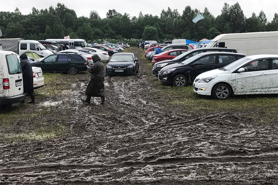 Нашествие дорога. Нашествие 2017 грязь машины. Нашествие фестиваль дождь. Нашествие 2017 парковка.