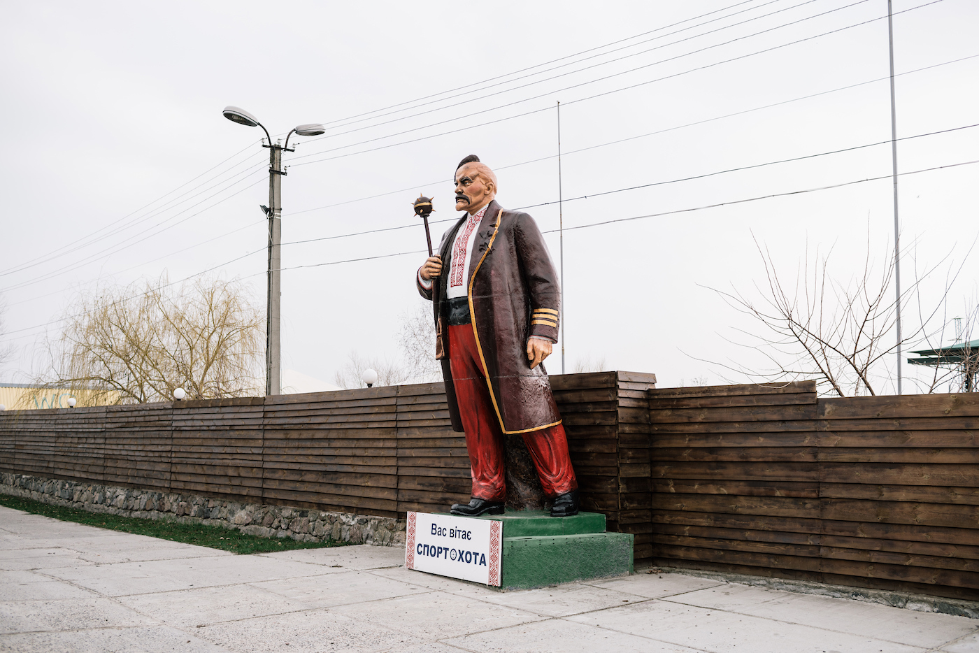 Ленин на памятнике в Черкассах превратился в казака, приветствующего посетителей у входа в один из клубов на Днепре

