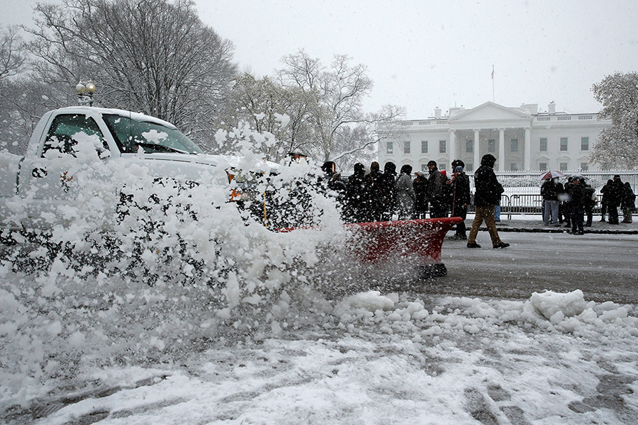 Коммунальные службы расчищают от снега территорию близ Белого дома в Вашингтоне