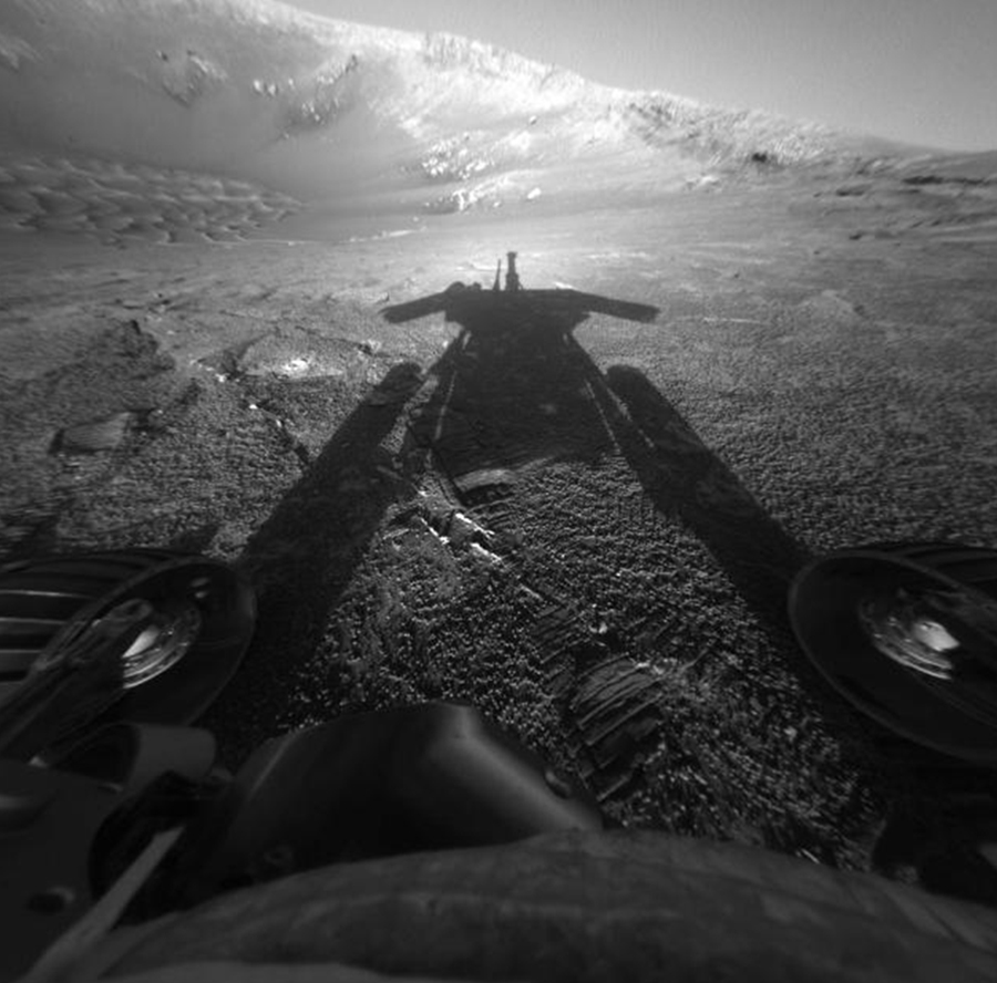 ​Марсоход Opportunity стал вторым аппаратом NASA на планете. Он опустился на Марс в 2004 году в кратере Игл, на плато Меридиана
