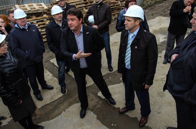 Захар Ивачев (в центре) презентует строящиеся дома в поселке Светлый членам правительства Свердловской области, депутатам Заксобрания и экспертам ОНФ, 2014 год