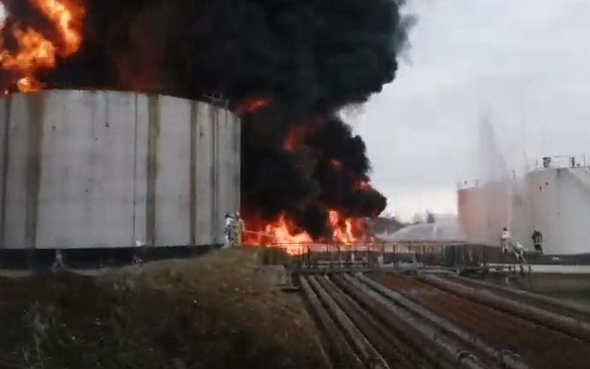 Бастрыкин поручил возбудить дело после пожара на нефтебазе в Луганске
