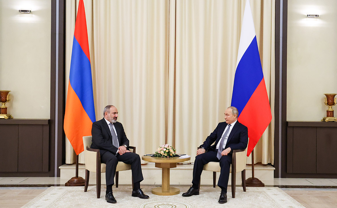 Владимир Путин (справа) и&nbsp;Никол Пашинян