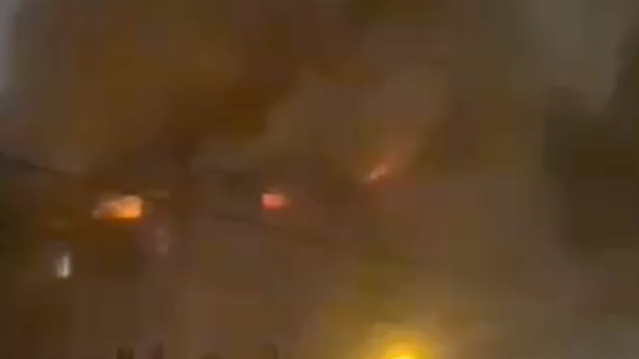 В жилом доме на Ленинском проспекте в Москве загорелась крыша