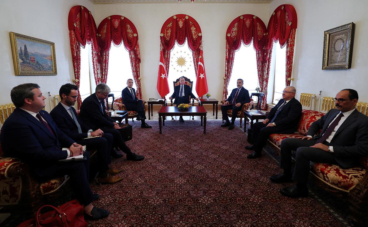 Президент Турции Тайип Эрдоган на встрече с генеральным секретарем НАТО Йенсом Столтенбергом в окружении министра иностранных дел Хакана Фидана и других официальных лиц в Стамбуле