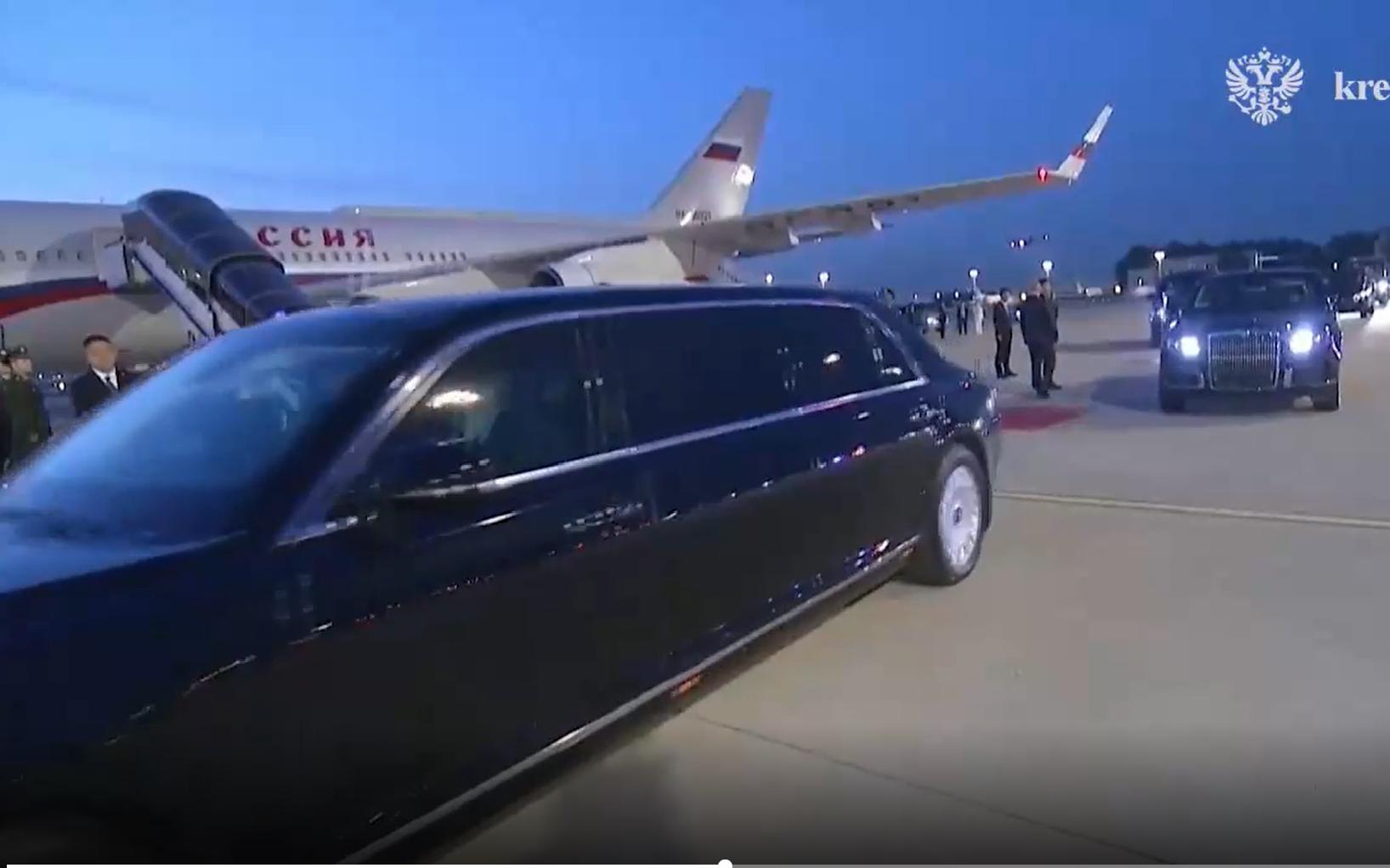 Президент Владимир Путин уехал из аэропорта Пекина на новом Aurus Senat