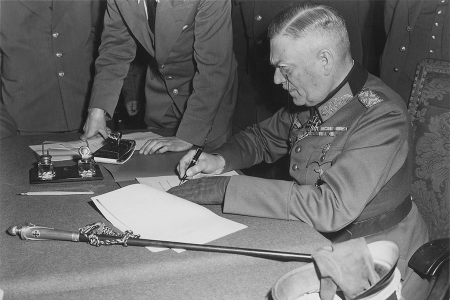 Кейтель подписывает капитуляцию в Карлсхорсте, 8 мая 1945 года