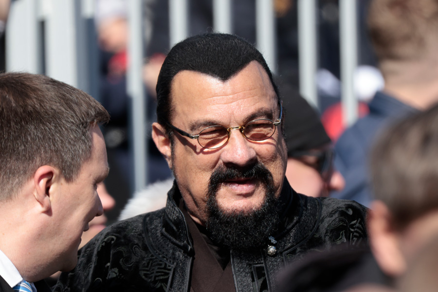 Auch der US-Schauspieler Steven Seagal kam zur Siegesparade in Moskau. Seit 2013 besucht er Russland regelmäßig. 2016 erhielt Seagal einen russischen Pass und zwei Jahre später wurde er Sondergesandter des russischen Außenministeriums.