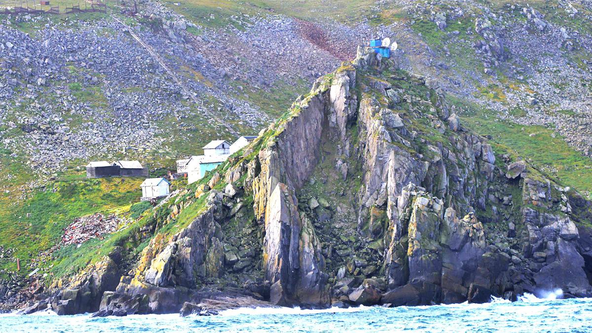 Мыс Скалистый находится рядом с морской границей, разделяющей Россию и США