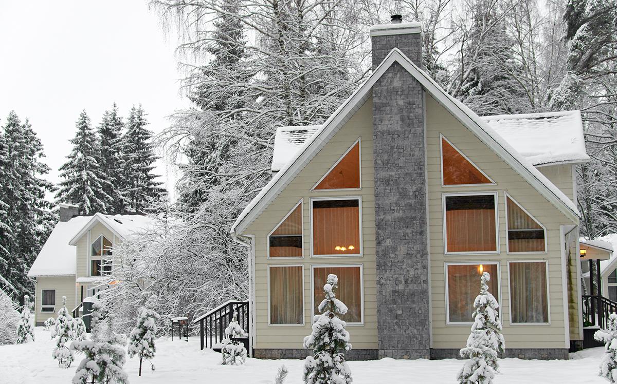 Эксперты оценили снижение цен на коттеджи в округах Подмосковья за год