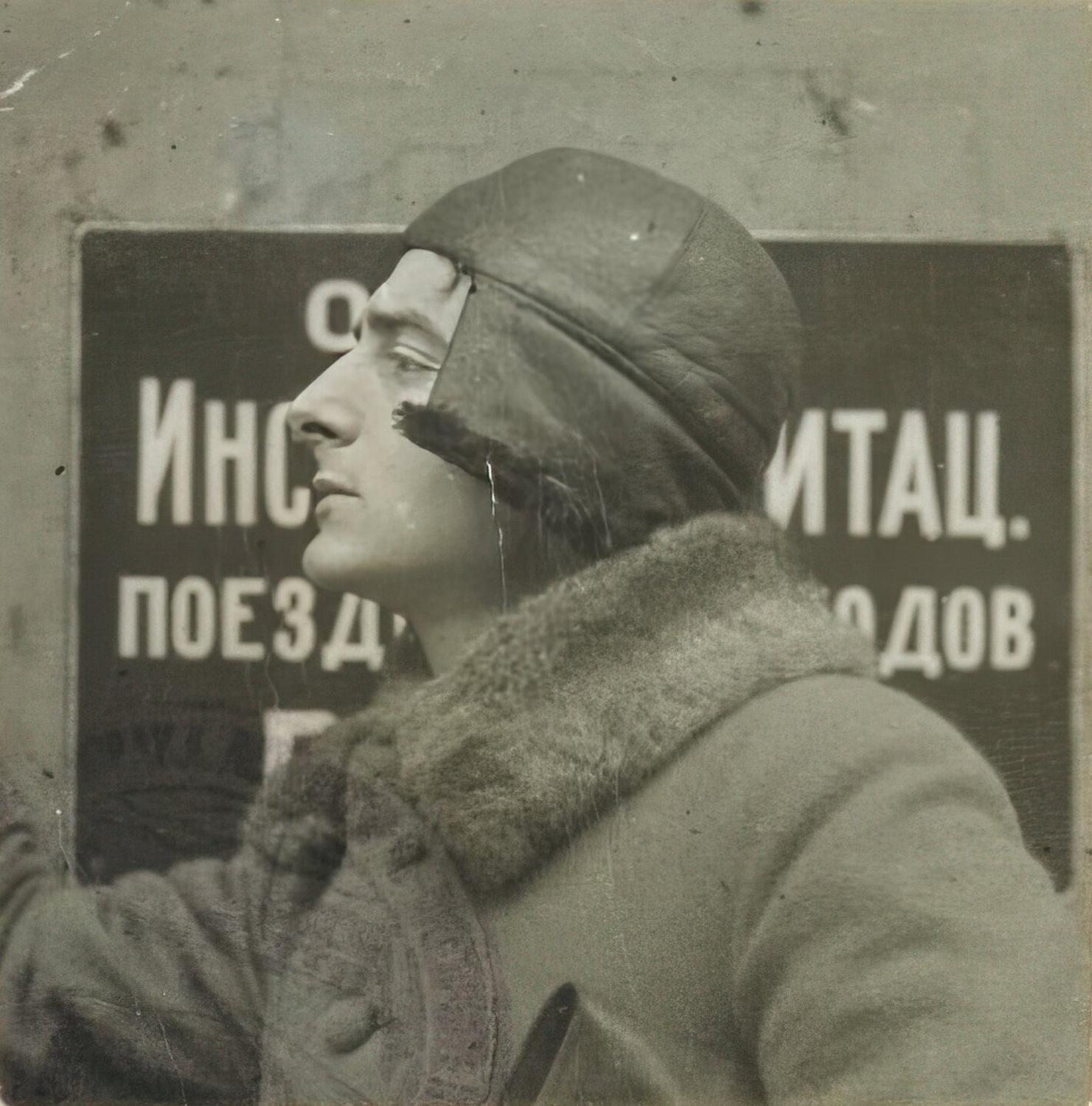 Фото со служебного удостоверения Дзиги Вертова &mdash; заведующего фотокиносекцией литературно-инструкторских поездов, февраль 1921. Частный архив