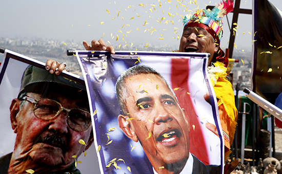 Перуанский шаман с&nbsp;портретами президентов Рауля Кастро и&nbsp;Барака Обамы. Архивное фото