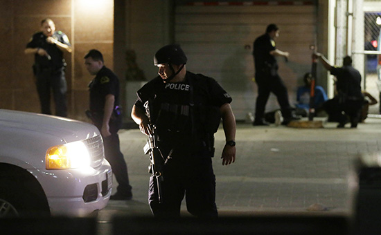 Полицейские на месте стрельбы в Далласе. 7 июля 2016 года


