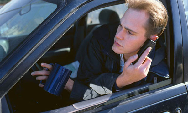 Водители, разговаривающие по телефону за рулем, будут наказаны