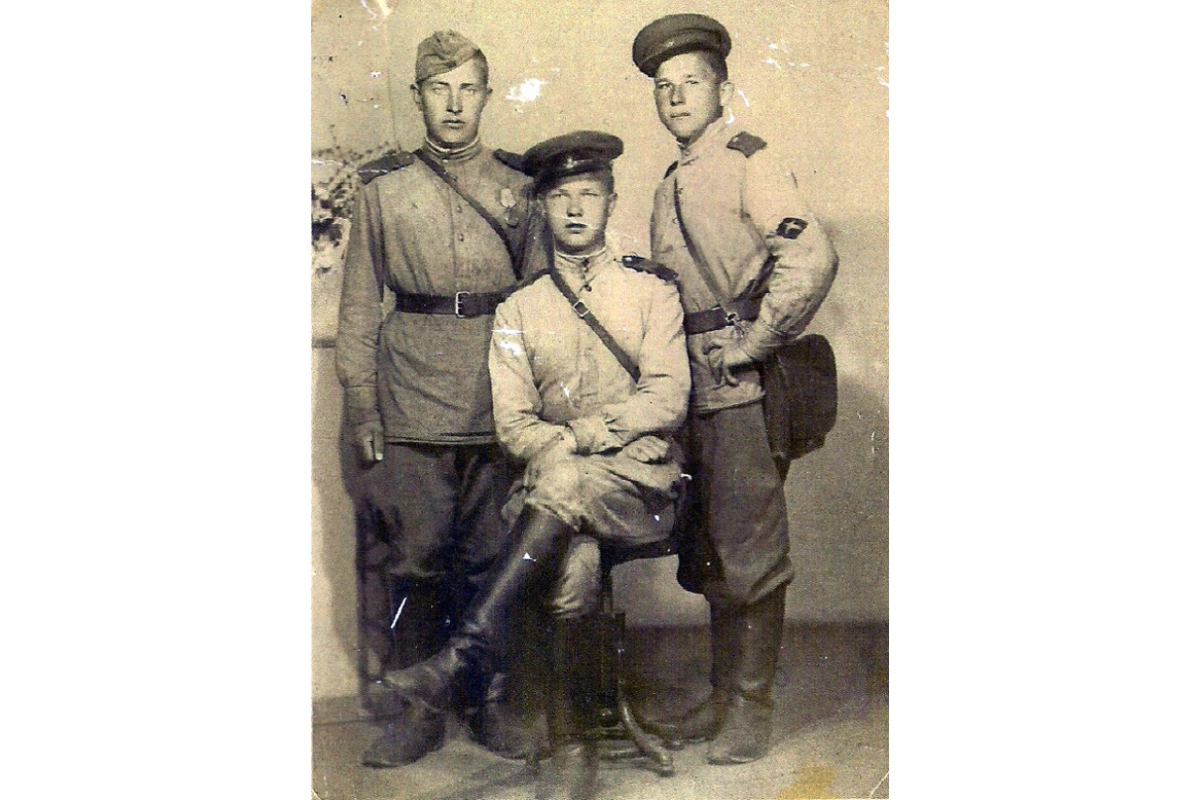 Яков Иванович Фадеев (сидит)