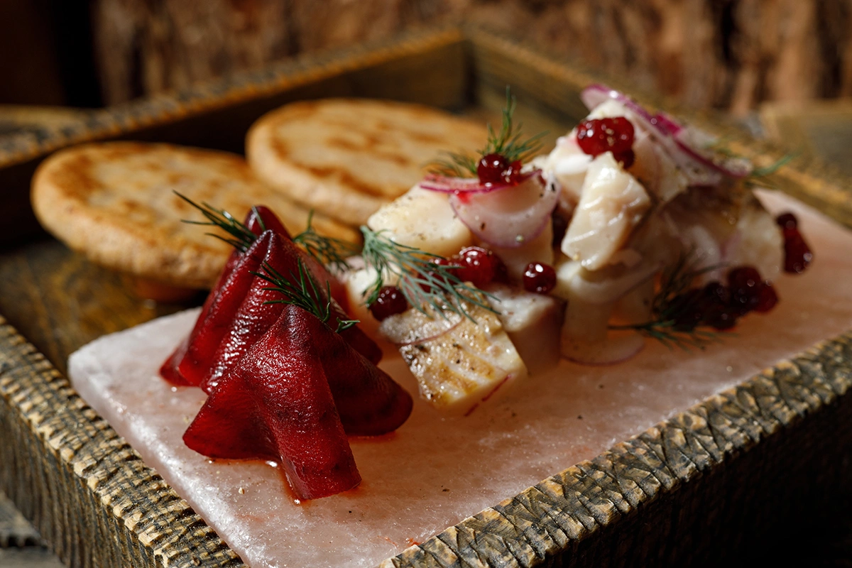 Сугудай из омуля с маринованной свеклой