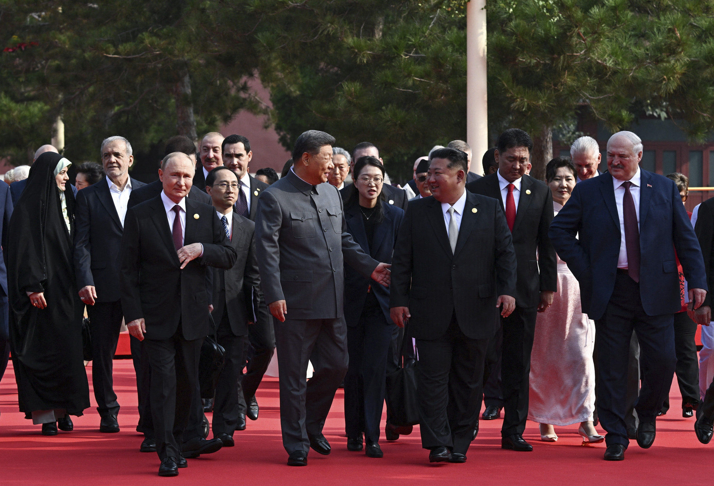 Гостями парада стали глава КНДР Ким Чен Ын, президенты Азербайджана, Белоруссии, Казахстана &mdash; Ильхам Алиев, Александр Лукашенко, Касым-Жомарт Токаев, премьер-министр Армении Никол Пашинян и другие официальные лица.

