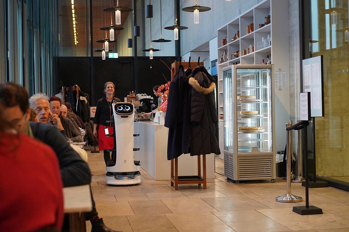 Сеть «Шоколадница» в 2020 году запустила в Москве пилот с китайскими роботами BellaBot и PuduBot (в ТЦ «Метрополис» и в Климентовском переулке): устройства разносили блюда и общались с гостями, но оставались лишь пилотами и витриной