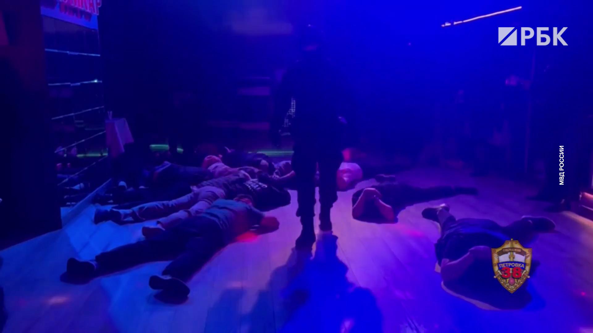 В Москве полиция пришла в кафе из-за мигрантов, его работу приостановили