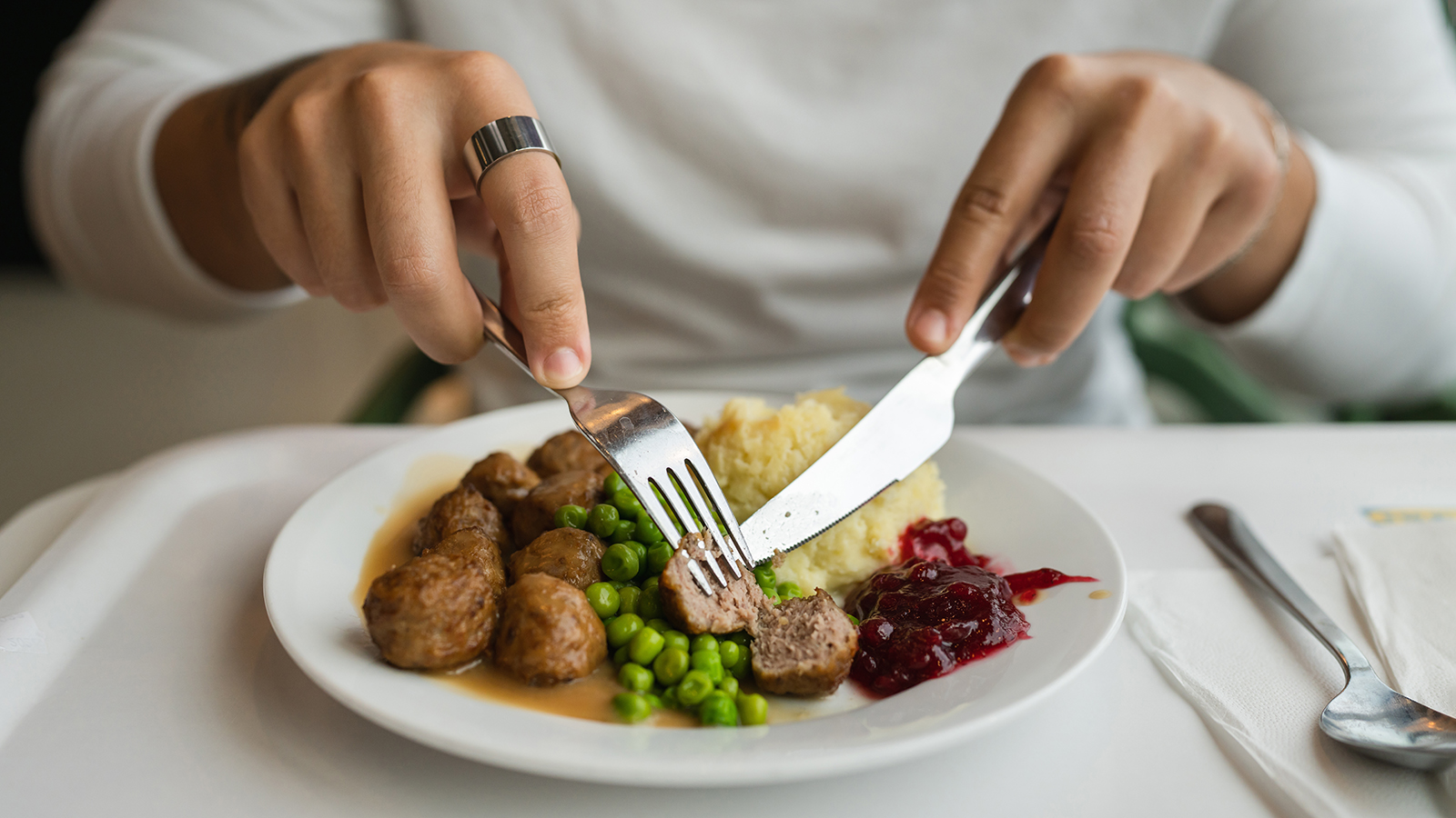 Плотный ужин опасен для здоровья. Врач все объяснила