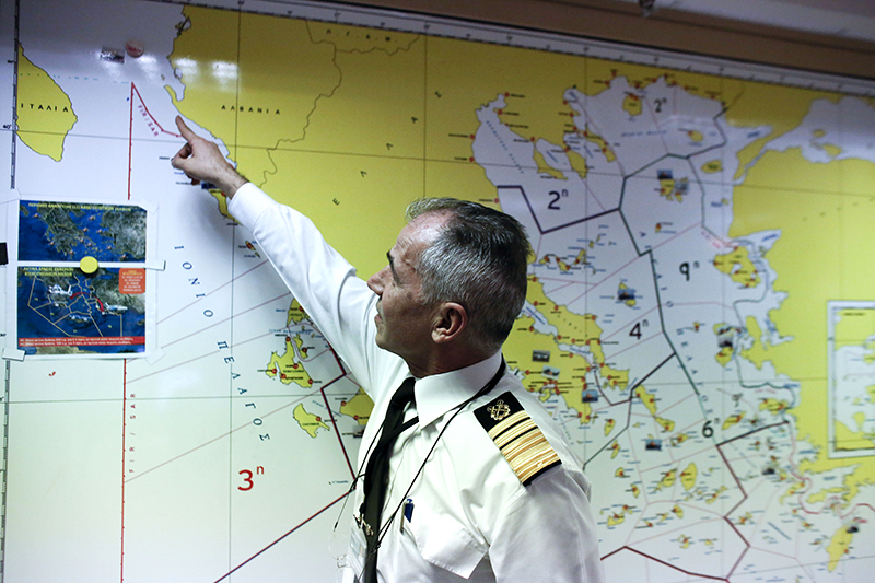 Начальник береговой охраны Греции Афанасий Атанасополюс указывает последнее известное местоположение итальянского парома Norman Atlantic.