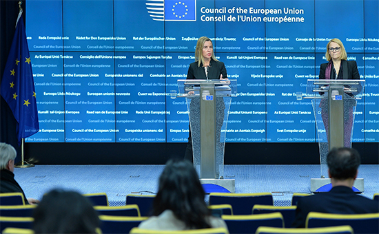 Глава ЕС по иностранным делам Федерика Могерини (в центре) на пресс-конференции в Брюсселе