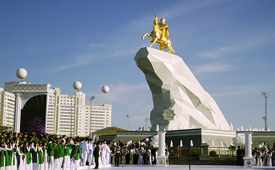 Памятник президенту Туркменистана Гурбангулы Бердымухамедову в Ашхабаде