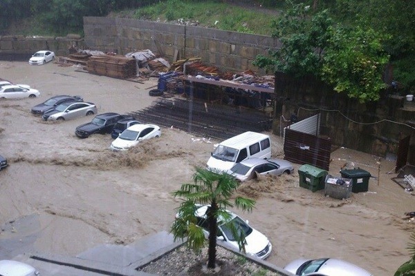 Ливень затопил несколько улиц в центре  Сочи