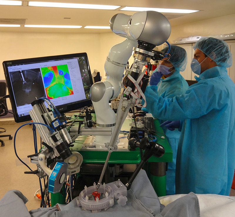 Робот-хирург Smart Tissue Autonomous Robot (Star) во время процедуры наложения кишечного анастомоза (соединение элементов кишечника)
