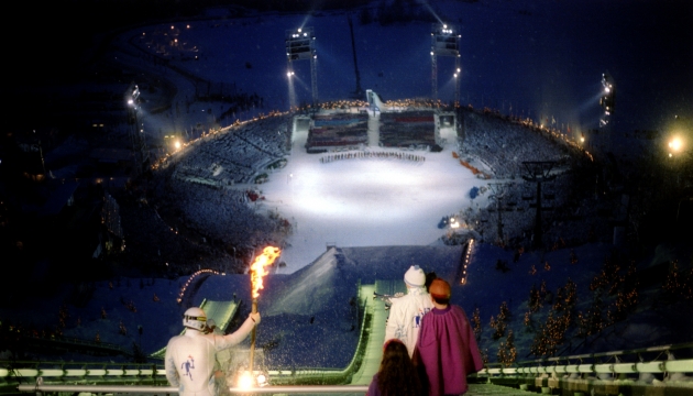Прыгун с трамплина готовится зажечь чашу олимпийского огня на церемонии открытия Игр-1994 в Лиллехаммере.