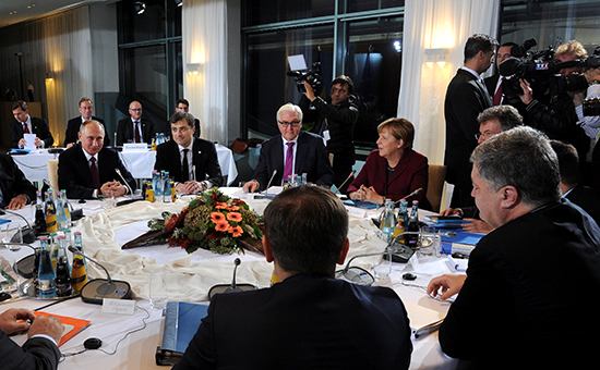 Президент России Владимир Путин (слева) и президент Украины Петр Порошенко (справа)&nbsp;на саммите &laquo;нормандской четверки&raquo; в Берлине. 19 октября 2016 года



