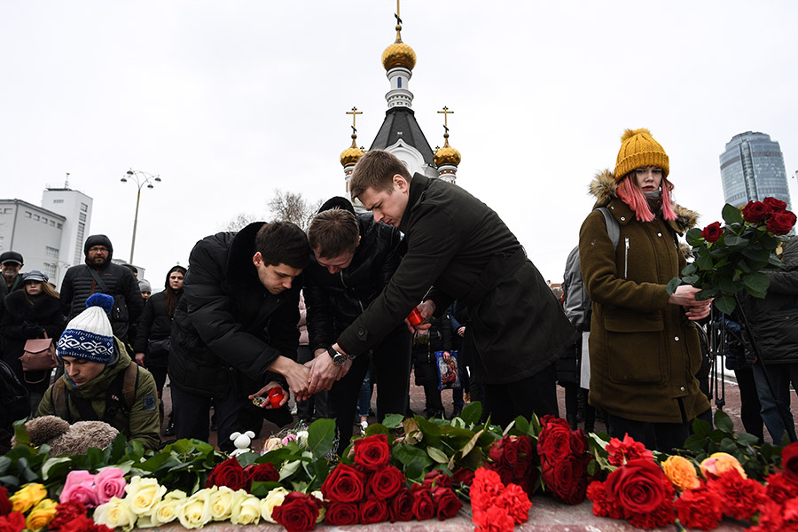 В Екатеринбурге стихийный мемориал образовался на площади Труда
