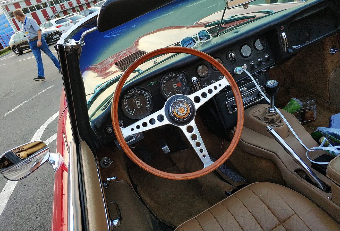 Тесный кокпит Jaguar E-Type Roadster 1966&nbsp;г. предъявляет особые требования к водителю и позволяет почувствовать себя настоящим британским аристократом.
