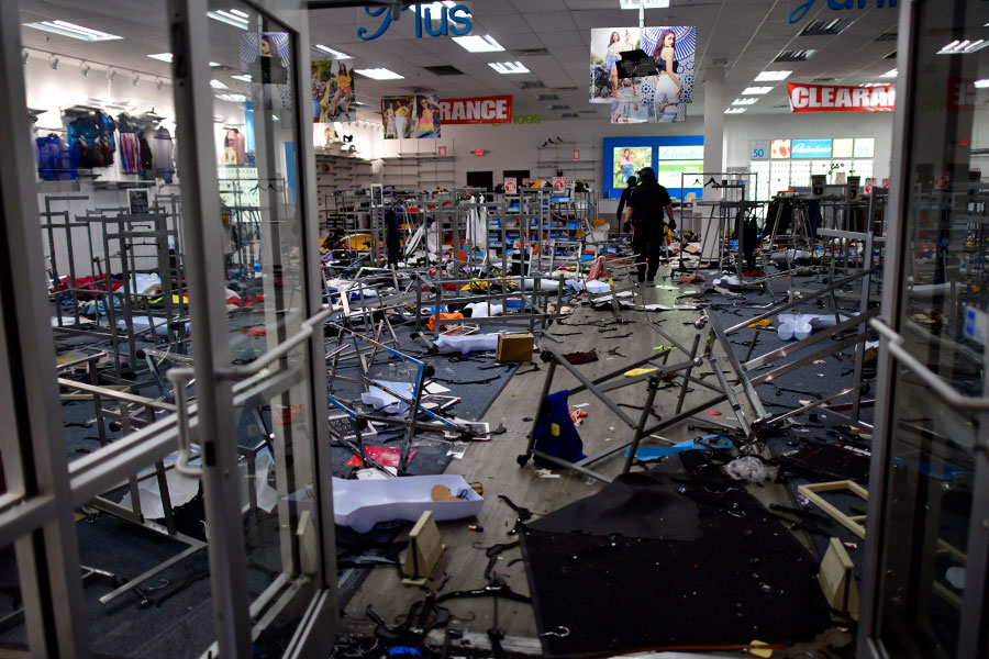 Беспорядки сопровождаются мародерством

На фото: разграбленный магазин в Филадельфии, Пенсильвания
