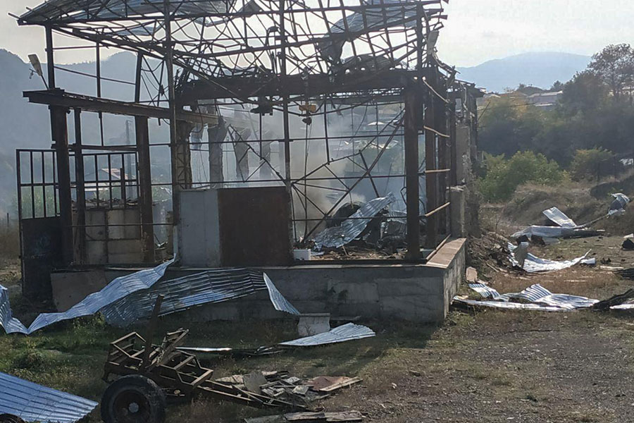 Авторы Telegram-канала Karabakh Records сообщают, что второй удар пришелся по зданию цеха по переработке камня, которое находится в 200&nbsp;м от больницы